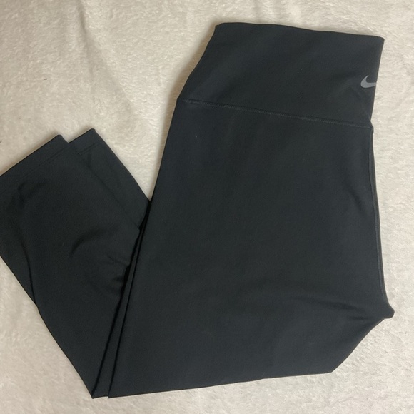 Nike Dri-Fit womens size medium black Power High Rise Capri Leggings - Picture 2 of 9